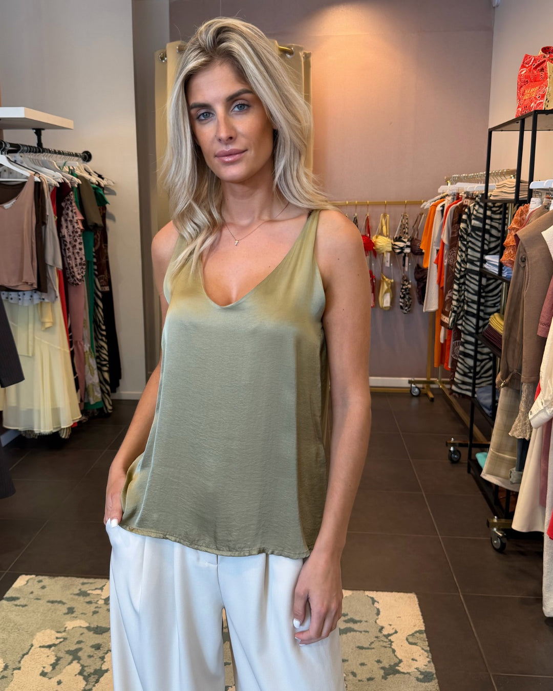 viscose tanktop met brede bandjes - olijfgroen