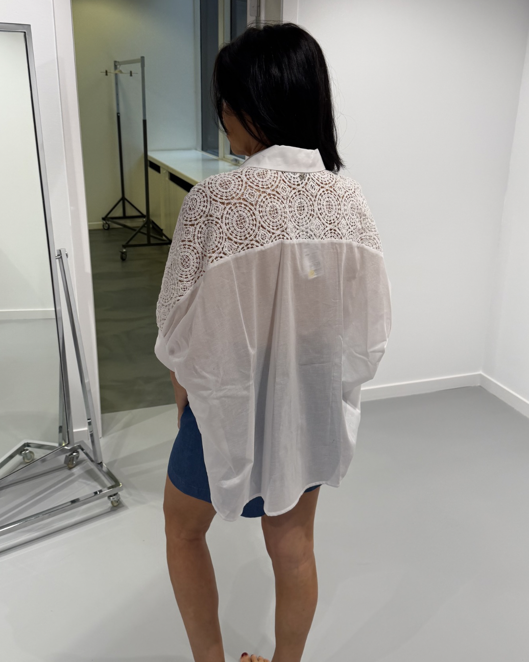 Blouse geknoopt met gehaakte details