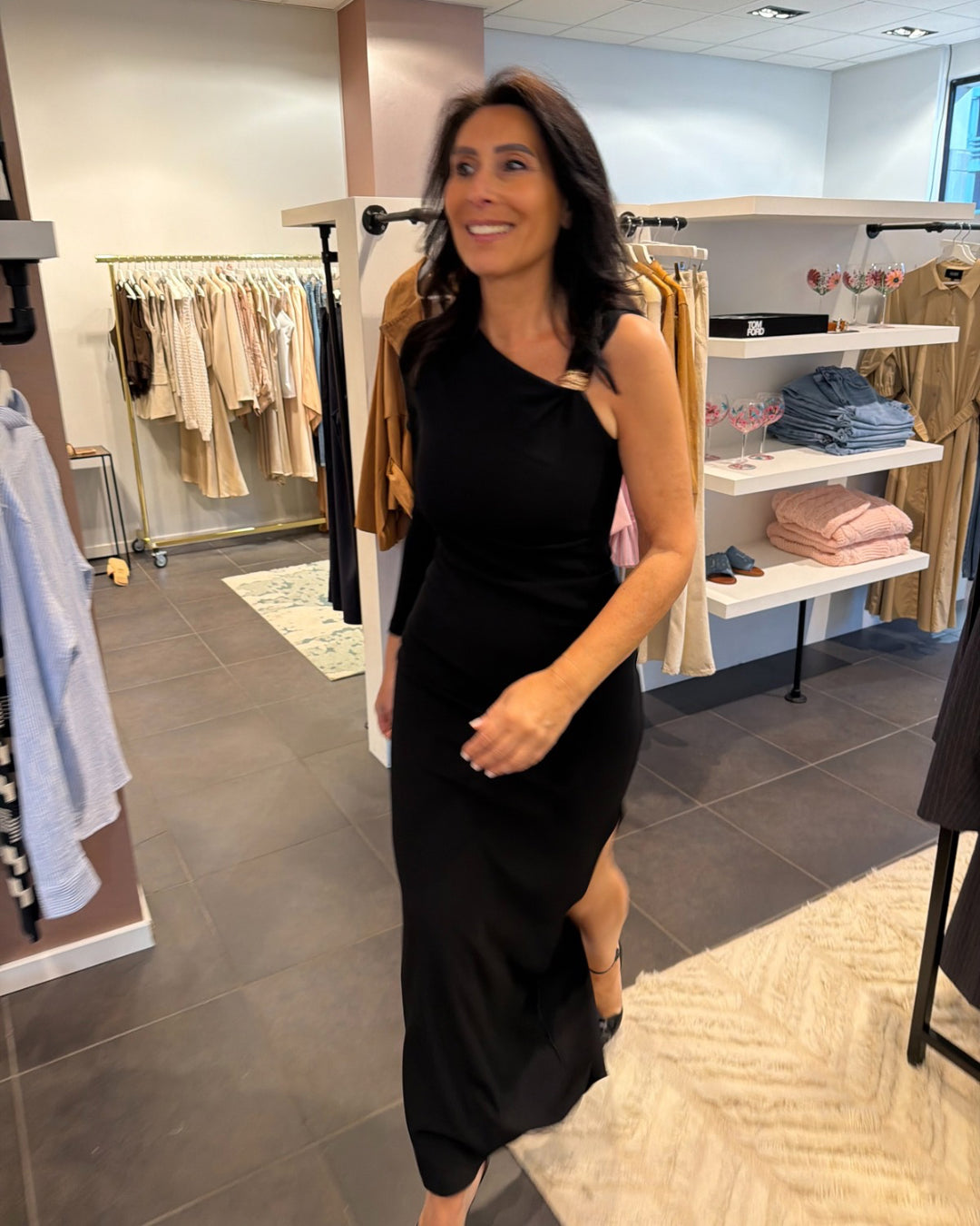 one sleeve jurk met gouden detail