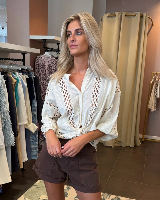 Blouse crochet met geknoopt detail