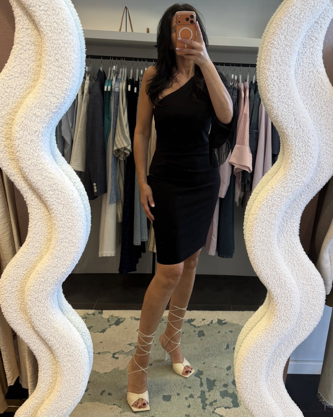 One sleeve jurk met franjes