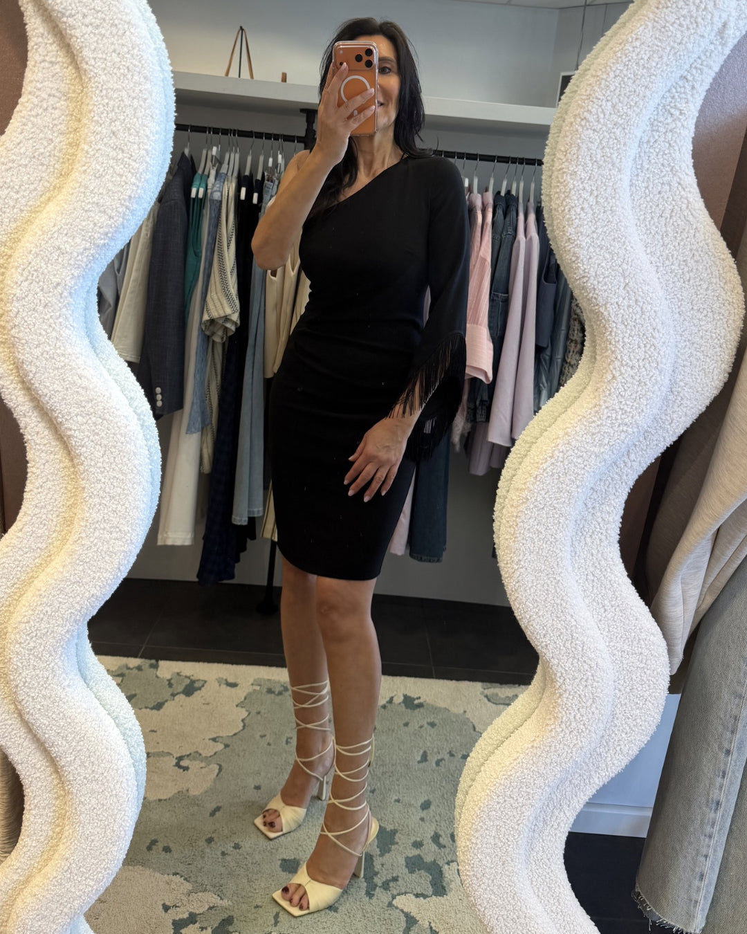 One sleeve jurk met franjes