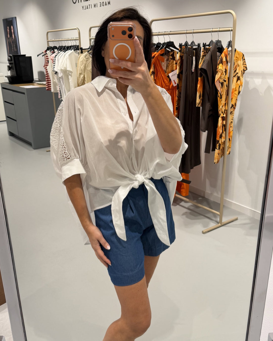 Blouse geknoopt met gehaakte details